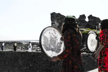 Amed Surlarında Def,Erbane Enstürmanı Çalan Yöresel Kıyafetli kadınlar
Ellerinde Def Erbane olan Yöresel Giysili Kadınların  Surlar Üzerinde Yürüyüşü