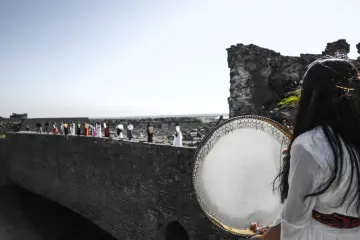 Amed Surlarında Def,Erbane Enstürmanı Çalan Yöresel Kıyafetli kadınlar
Ellerinde Def Erbane olan Yöresel Giysili Kadınların  Surlar Üzerinde Yürüyüşü
