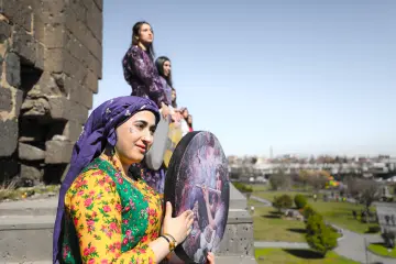 Amed Surlarında Def,Erbane Enstürmanı Çalan Yöresel Kıyafetli kadınlar
Ellerinde Def Erbane olan Yöresel Giysili Kadınların  Surlar Üzerinde Yürüyüşü