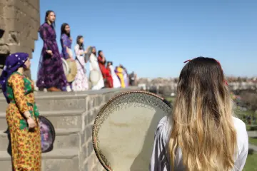 Amed Surlarında Def,Erbane Enstürmanı Çalan Yöresel Kıyafetli kadınlar
Ellerinde Def Erbane olan Yöresel Giysili Kadınların  Surlar Üzerinde Yürüyüşü