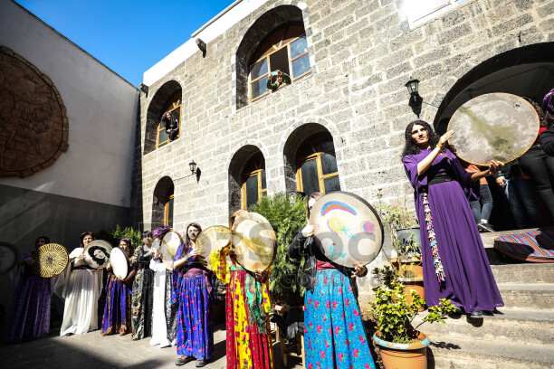 Amed Surlarında Def,Erbane Enstürmanı Çalan Yöresel Kıyafetli kadınlar
Ellerinde Def Erbane olan Yöresel Giysili Kadınların  Surlar Üzerinde Yürüyüşü
