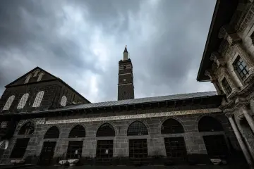 Amed Ulu Cami, Diyarbakır, bazalt taş mimari, tarihi avlu, minare
