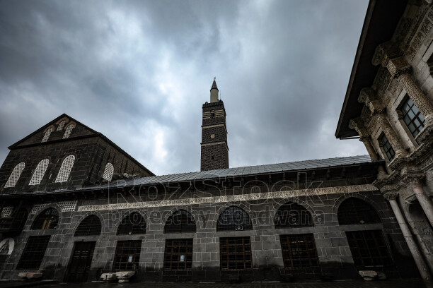 Amed Ulu Cami, Diyarbakır, bazalt taş mimari, tarihi avlu, minare
