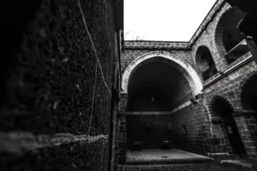 Amed Ulu Cami, Diyarbakır, bazalt taş, tarihi kemerler, cami avlusu