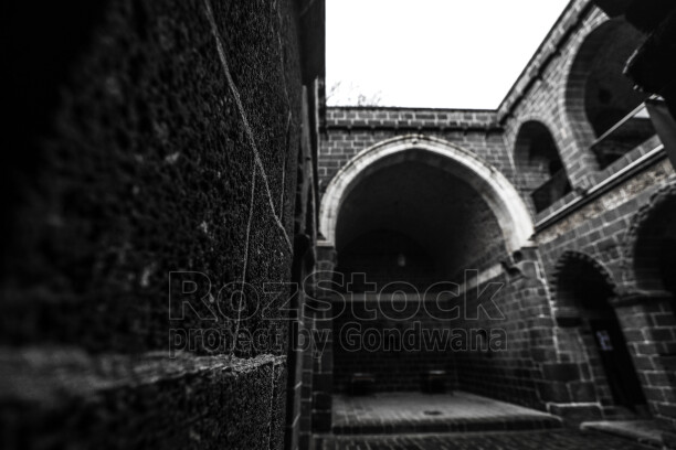 Amed Ulu Cami, Diyarbakır, bazalt taş, tarihi kemerler, cami avlusu