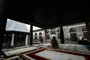 Amed Ulu Cami avlusu, ibadet alanı, bazalt taş, tarihi mimari, Diyarbakır