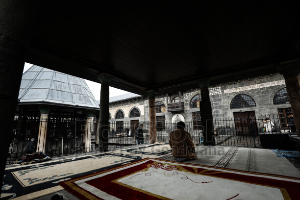 Amed Ulu Cami avlusu, ibadet alanı, bazalt taş, tarihi mimari, Diyarbakır