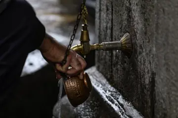 Amed Ulu Cami pirinç musluk, akan su, bazalt taş, tarihi cami avlusu