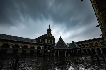 Amed Ulu Cami, Diyarbakır, tarihi şadırvan, bazalt mimari, yağmurlu hava