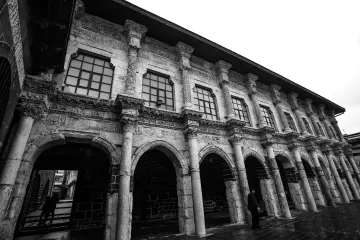 Amed Ulu Cami, Diyarbakır, bazalt taş mimari, kemerli cephe, taş süslemeler