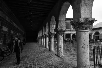 Amed Ulu Cami avlusu, Diyarbakır, sütunlu revaklar, bazalt taş mimari