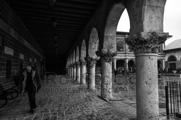 Amed Ulu Cami avlusu, Diyarbakır, sütunlu revaklar, bazalt taş mimari