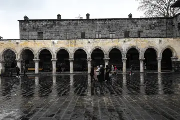 Amed Ulu Cami, Diyarbakır, tarihi revaklar, bazalt taş, yağmurlu avlu