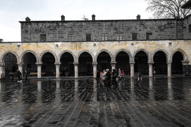 Amed Ulu Cami, Diyarbakır, tarihi revaklar, bazalt taş, yağmurlu avlu