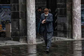 Amed Ulu Cami, Diyarbakır, yağmur, yaşlı adam, tarihi avlu, bazalt taş