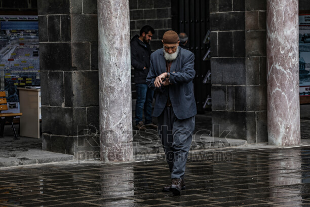 Amed Ulu Cami, Diyarbakır, yağmur, yaşlı adam, tarihi avlu, bazalt taş
