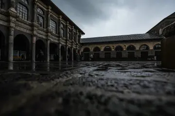 Amed Ulu Cami, Diyarbakır, yağmur sonrası, tarihi avlu, bazalt mimari