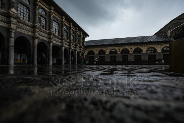 Amed Ulu Cami, Diyarbakır, yağmur sonrası, tarihi avlu, bazalt mimari
