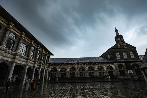 Amed Ulu Cami, Diyarbakır, yağmur sonrası, tarihi mimari, bazalt taş, avlu
