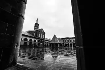 Amed Ulu Cami, Diyarbakır, tarihi avlu, bazalt taş, kemerli mimari