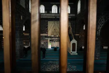 Amed Ulu Cami, Diyarbakır, cami içi, bazalt taş, ahşap kapı, tarihi mimari