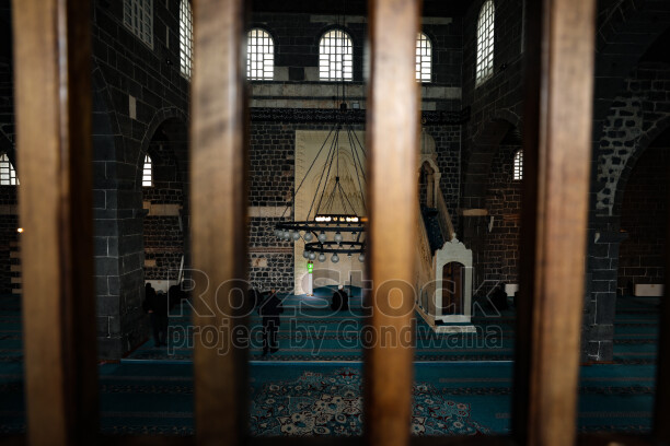 Amed Ulu Cami, Diyarbakır, cami içi, bazalt taş, ahşap kapı, tarihi mimari