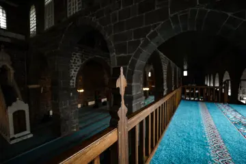 Amed Ulu Cami iç mekânı, bazalt taş mimari, kemerler, ahşap korkuluk