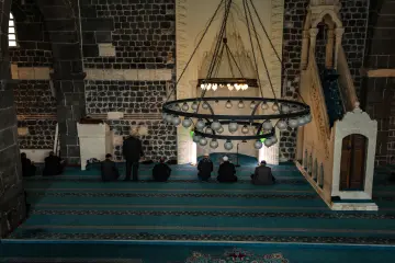 Amed Ulu Cami, Diyarbakır, cami içi, avize, bazalt taş, tarihi mimari