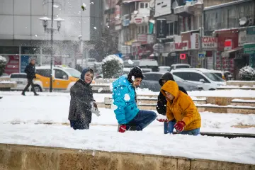 Amed'in tarihi  surlarına yağan karın oluşturduğu kartpostallık ve masalsı manzaralar ve çocukların neşesinin yansıdığı fotoğraf  kareleri