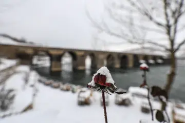 Amed'in tarihi  surlarına yağan karın oluşturduğu kartpostallık ve masalsı manzaralar ve çocukların neşesinin yansıdığı fotoğraf  kareleri
