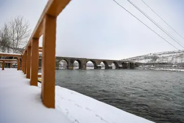 Amed'in tarihi  surlarına yağan karın oluşturduğu kartpostallık ve masalsı manzaralar ve çocukların neşesinin yansıdığı fotoğraf  kareleri
