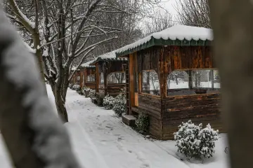 Amed'in tarihi  surlarına yağan karın oluşturduğu kartpostallık ve masalsı manzaralar ve çocukların neşesinin yansıdığı fotoğraf  kareleri