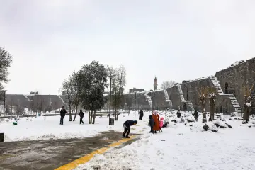 Amed'in tarihi  surlarına yağan karın oluşturduğu kartpostallık ve masalsı manzaralar ve çocukların neşesinin yansıdığı fotoğraf  kareleri