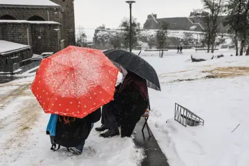 Amed'in tarihi  surlarına yağan karın oluşturduğu kartpostallık ve masalsı manzaralar ve çocukların neşesinin yansıdığı fotoğraf  kareleri
