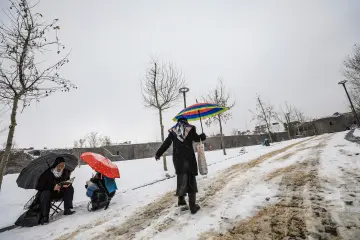 Amed'in tarihi  surlarına yağan karın oluşturduğu kartpostallık ve masalsı manzaralar ve çocukların neşesinin yansıdığı fotoğraf  kareleri