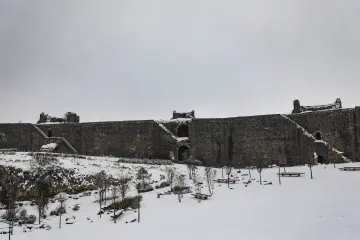 Amed'in tarihi  surlarına yağan karın oluşturduğu kartpostallık ve masalsı manzaralar ve çocukların neşesinin yansıdığı fotoğraf  kareleri