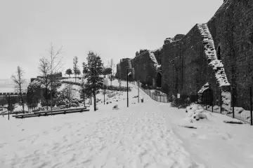 Amed'in tarihi  surlarına yağan karın oluşturduğu kartpostallık ve masalsı manzaralar ve çocukların neşesinin yansıdığı fotoğraf  kareleri
