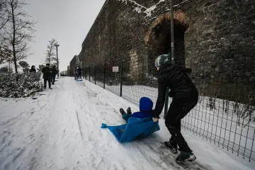 Amed'in tarihi  surlarına yağan karın oluşturduğu kartpostallık ve masalsı manzaralar ve çocukların neşesinin yansıdığı fotoğraf  kareleri