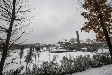 Amed'in tarihi  surlarına yağan karın oluşturduğu kartpostallık ve masalsı manzaralar ve çocukların neşesinin yansıdığı fotoğraf  kareleri