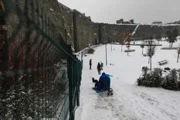 Amed'in tarihi  surlarına yağan karın oluşturduğu kartpostallık ve masalsı manzaralar ve çocukların neşesinin yansıdığı fotoğraf  kareleri