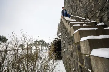 Amed'in tarihi  surlarına yağan karın oluşturduğu kartpostallık ve masalsı manzaralar ve çocukların neşesinin yansıdığı fotoğraf  kareleri