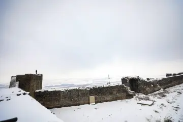 Amed'in tarihi  surlarına yağan karın oluşturduğu kartpostallık ve masalsı manzaralar ve çocukların neşesinin yansıdığı fotoğraf  kareleri