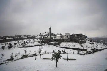 Amed'in tarihi  surlarına yağan karın oluşturduğu kartpostallık ve masalsı manzaralar ve çocukların neşesinin yansıdığı fotoğraf  kareleri