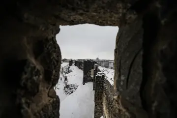 Amed'in tarihi  surlarına yağan karın oluşturduğu kartpostallık ve masalsı manzaralar ve çocukların neşesinin yansıdığı fotoğraf  kareleri
