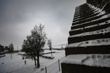 Amed'in tarihi  surlarına yağan karın oluşturduğu kartpostallık ve masalsı manzaralar ve çocukların neşesinin yansıdığı fotoğraf  kareleri