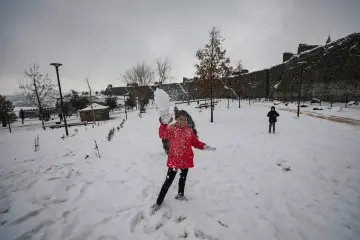 Amed'in tarihi  surlarına yağan karın oluşturduğu kartpostallık ve masalsı manzaralar ve çocukların neşesinin yansıdığı fotoğraf  kareleri
