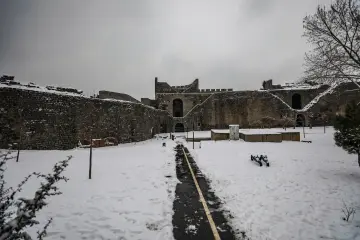 Amed'in tarihi  surlarına yağan karın oluşturduğu kartpostallık ve masalsı manzaralar ve çocukların neşesinin yansıdığı fotoğraf  kareleri