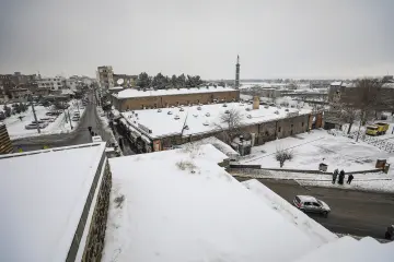 Amed'in tarihi  surlarına yağan karın oluşturduğu kartpostallık ve masalsı manzaralar ve çocukların neşesinin yansıdığı fotoğraf  kareleri