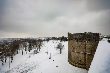 Amed'in tarihi  surlarına yağan karın oluşturduğu kartpostallık ve masalsı manzaralar ve çocukların neşesinin yansıdığı fotoğraf  kareleri