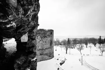 Amed'in tarihi  surlarına yağan karın oluşturduğu kartpostallık ve masalsı manzaralar ve çocukların neşesinin yansıdığı fotoğraf  kareleri